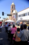 El obispo de Gómez Palacio, José Guadalupe Torres, hizo un anuncio que levantó a los fieles de sus asientos: 'pueden formarse para tocar las reliquias'.