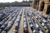 Musulmanes indios rezan con motivo del Eid al Adha, en la mezquita Jama de Ahmedabad, India.