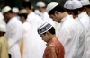 Fieles musulmanes rezan con motivo del Eid al Adha, una de las festividades más importantes del calendario islámico, en Calcuta.