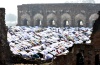 Fieles musulmanes rezan en las ruinas de la mezquita Feroz Shah Kotla con motivo del Eid al Adha, una festividad del calendario islámico, en Nueva Delhi.