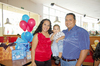 06112011 Herrera y Martha Macías con sus hijito Andre durante el alegre convivio.