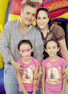 06112011 en su fiesta de tres años de edad junto a su hermanita Ivanna y sus papás Leticia Adriana y Jorge Alberto.