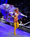 Las modelos de Victoria's Secret volvieron a convertirse en descaradas diablillas que hicieron subir la temperatura de la sala en su ya tradicional desfile navideño de lencería en Nueva York.