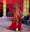La sudafricana Candice Swanepoel, de 22 años, fue la que inició el espectáculo, en un desfile en que las famosas 'maniquíes' lucieron las populares alas distintivas de la marca.