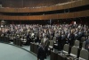 El presidente en turno de la Mesa Directiva, Jesús María Rodríguez, ordenó a los legisladores presentes en el pleno ponerse de pie y guardar un minuto de silencio.