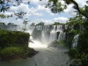Cataratas del Iguazú Votar  Las cataratas del Iguazú, sobre el Río Iguazú, son unas de las más grandes cataratas del mundo. Se extienden a través de 2.700 m en una forma semicircular. Entre las 275 cataratas que juntas forman las Cataratas del Iguazú, la 'Garganta del Diablo' es el salto mayor, que consta de 80 m. Las cataratas se encuentran en la provincia de Misiones, en el Parque Nacional Iguazú, Argentina y en el Parque Nacional do Iguaçu del estado de Paraná, Brasil.