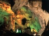 Ubicada 20 kilómetros al norte de Beirut, en el valle de Nahr al-Kalb, la Gruta de Jeita es un conjunto de cuevas cristalizadas es una de las más grandes del mundo. Está compuesta por dos cuevas de piedra caliza, galerías en la parte superior y una cueva inferior a través de la cual fluye el “Río del Perro de 6.230 m de longitud. Desde el punto de vista geológico, las cuevas constituyen un túnel o ruta de escape para el río subterráneo. Las cuevas constituyen dos niveles.