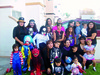 13112011  de la Secundaria ETI 1 reunidas junto a sus hijos para festejar el Día de Brujas.