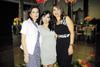 La festejada en compañía de su futura suegra, María Elena y su mamá Teraly, organizadora de la despedida de soltera.