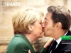 En otros carteles de la campaña también se pueden observar besándose a personajes como la canciller alemana, Angela Merkel, y el presidente francés, Nicolas Sarkozy.