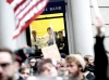 Los trabajadores de un banco observaron a los asistentes a un acto de protesta del movimiento 'Occupy Wall Street' cerca de la Bolsa de Nueva York, Estados Unidos.