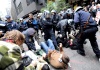 Al menos setenta simpatizantes de 'Ocupa Wall Street' fueron detenidos por la policía durante los enfrentamientos ocurridos en el corazón del distrito financiero.