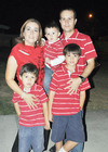 18112011  Montes con su familia.