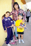 18112011  Hernández con los pequeños Ana Sofi y Chuyito Mendoza.