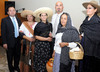 19112011 LA FESTEJADA  acompañada de su mamá Sra. Petra Salazar Galindo y su futura suegra Sra. María Elizabeth Flores Ríos.