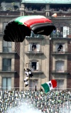 En el desfile también se vieron dos turibuses con 56 atletas mexicanos que destacaron en los Juegos Panamericanos de Guadalajara 2011.