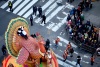 Santa Claus causo sonrisas a los asistentes al desfile.
