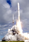 Un cohete Atlas V erguido en la plataforma 41 de la Base de la Fuerza Aérea de Cabo Cañaveral, en Florida (EU), encendió sus poderosos motores, atravesó el manto de nubes y propulsó a la cápsula en cuyo seno viaja 'Curiosity' a más de 24,000 kilómetros por hora.