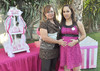 27112011 GABY  acompañada por su mamá Sra. Laura González organizadora de la fiesta.