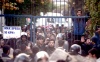 Los manifestantes irrumpieron en la Embajada en protesta por las sanciones impuestas por Londres a Irán por su programa nuclear.