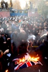 Los manifestantes, estudiantes de diferentes universidades, lanzaron piedras y bombas molotov, quemaron y sustrajeron documentos y reemplazaron la bandera de Reino Unido por la de Irán, según imágenes de la televisión estatal de Irán.