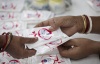 En Calcuta, una prostituta india distribuye preservativos de forma gratuíta. EFE