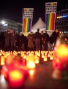 Miembros de la asociación de gays y lesbianas 'Regenbogenfonds der schwulen Wirte' participaron en una vigilia en la plaza Wittenberg de Berlín, Alemania. EFE