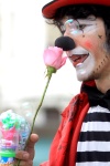 Con sus narices postizas rojas, sombreros y maquillaje de circo, los payasos asaltaron a los viandantes regalándoles rosas, haciéndoles bailar y arrancando numerosas sonrisas.