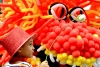 La manifestación estaba encabezada por una animada banda de música y tenía como principal atracción un dragón chino formado por 3,500 globos rojos, amarillos y naranjas, que fue confeccionado por el payaso argentino Tomate.
