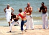 Jennifer López y su numeroso equipo desembarcaron para la filmación de rigor, donde ella misma bailó capoeira junto a otros bailarines.
