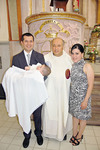La familia Alonso Alfaro en compañía del párroco Carlos Amado Lorca de quien recibió las aguas bautismales el pequeño Miguel.