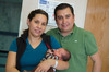 10122011 ANTONIO  Gámez Fernández junto a sus felices papás Samantha y Enrique.
