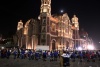 Cientos de veladoras iluminaron los alrededores de la Basílica de Guadalupe.