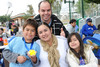 15122011 LOS PROFESORES  Villela e Iliana Salsamendi junto a un grupo de ganadores en el Torneo de Tenis Navideño organizado por un club social de la localidad.