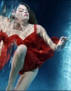 En Underwater, combina la bella de sus musas con la naturaleza y al agua.