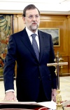 Rajoy juró el cumplimiento fiel de la Constitución española junto a un crucifijo.
