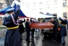 El carruaje tirado por caballos transporta el ataúd con los restos mortales del expresidente checo Václav Havel hasta el Castillo de Hradcany.