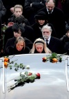 Miles de personas acompañaron a la esposa de Vaclav Havel, Dagmar, a miembros de su familia y amigos en una procesión para rendir homenaje al finado presidente checo.