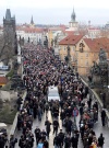 Miles de personas esperaron pacientemente por horas cuando los restos de Havel quedaron expuestos al público a fin de rendirle homenaje al ex líder que falleció, a la edad de 75 años.