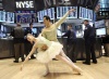 Uno de los agentes de bolsa observa a los bailarines del Ballet de Nueva York.