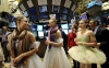 Bailarines a la llegada de la acreditación durante su visita a la sede de la Bolsa de Nueva York.