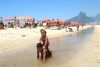 Chicos y grandes disfrutaron de las altas temperaturas en las playas de Brasil.