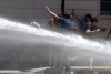 Manifestantes fueron dispersados con agua.