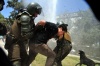 Carabineros de la policía uniformada de Chile detienen al manifestante vestido de Papá Noel.