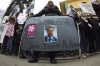 Un inmigrante sirio muestra un cartel contra el presidente sirio, Bachar al Asad, durante una manifestación contra su régimen.