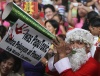 En Tailandia un elefante es vestido de Santa Claus y su entrenador reparte regalos entre los niños de un colegio.