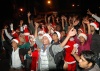 Residentes vestidos como Santa Claus participan en un acto destinado a la prevención de la crueldad hacia los niños en Tokio, Japón.