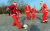 Nadadores de invierno vestidos como Santa Claus juegan fútbol en la celebración de Navidad en Shenyang.