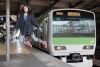 Ella recorre los lugares comunes de Tokyo, el tren, las calles aledañas a su casa, su propia casa y el parque.