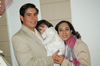 26122011 ALEJANDRO  Herrera Marmolejo y Nadia Mendoza de Herrera con su hijita Dana.